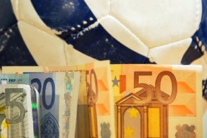 566406_web_R_by_Paulwip_pixelio.de Fußball, Geld, Bewerbung